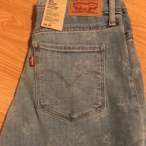 Levi’s 311 Faded Floral Print Shaping Skinny Size 26/30 NWT - Picture 3 of 6